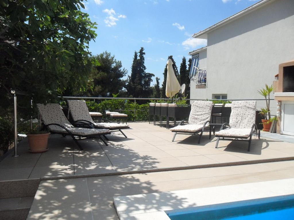 Apartments Villa Natali - Heating Pool Трогир Экстерьер фото